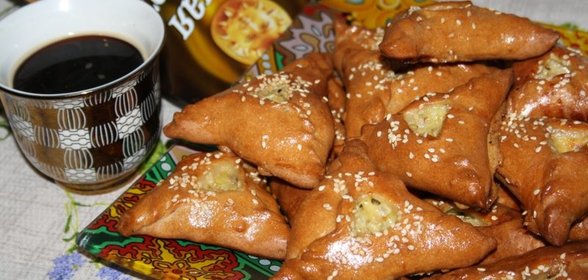 Треугольники со свининой-карри и сыром сулугуни