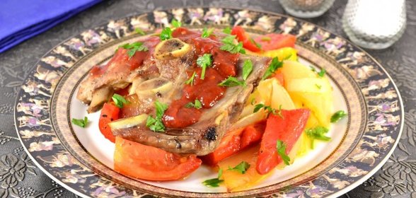 Обжаренные свиные ребрышки с аджикой и овощами Al Dente