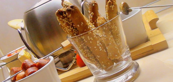 Гриссини из ржаной муки. Хлебные палочки с жареным луком и тмином