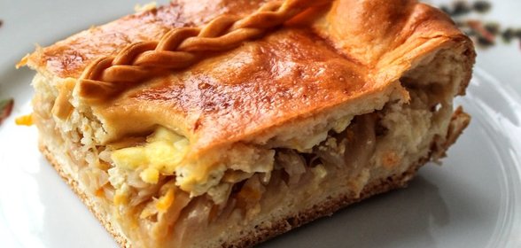 Пирог с капустой, луком-пореем и яйцом