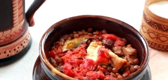 Чечевица с мясом в горшочке