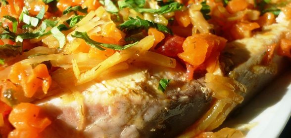 Отварная рыба под соусом