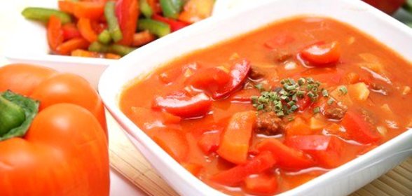 Тушеные разноцветные перцы с тимьяном и чесноком