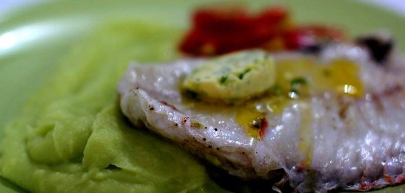 Рыбка на пару с лимонным маслом и цветным картофельным пюре