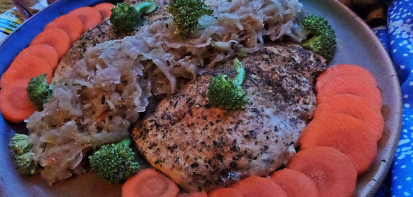 Курочка с тушёной квашеной капустой