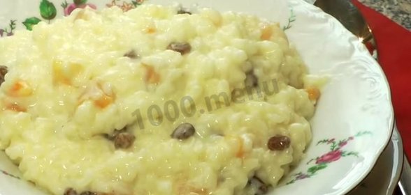 Рисовая каша с изюмом и молоком