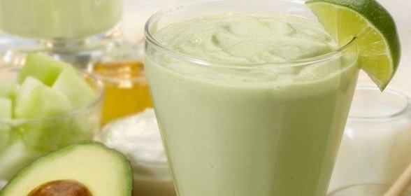 Смузи с авокадо и кокосовым молоком