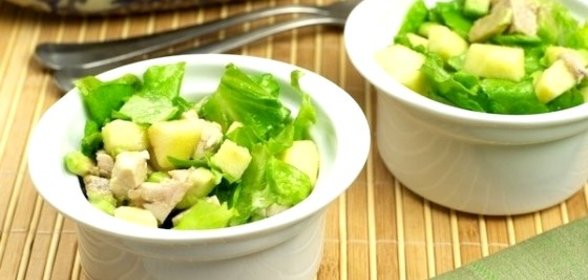 Салат из авокадо с грушей и сыром