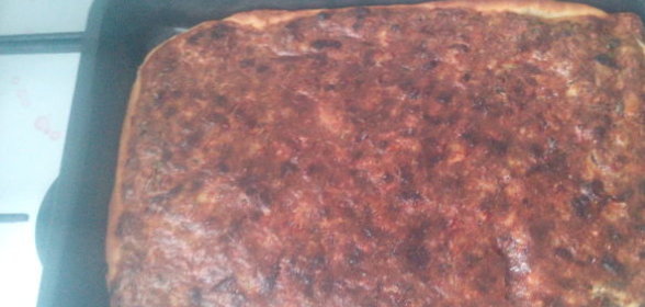 Пирог из рыбных консервов с яично-сметанной заливкой