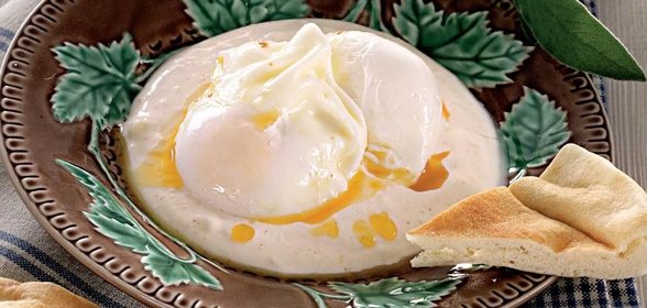 Яйца-пашот по-турецки, с йогуртом и шалфейным маслом