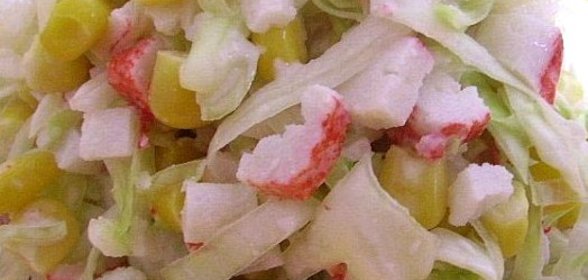 Салат из белокочанной капусты, крабовых палочек и консервированной кукурузы