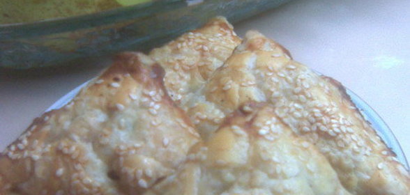 Слоеные пирожки с начинкой из тунца, сыра и овощей