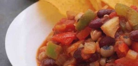 Соус из фасоли, перца и томатов