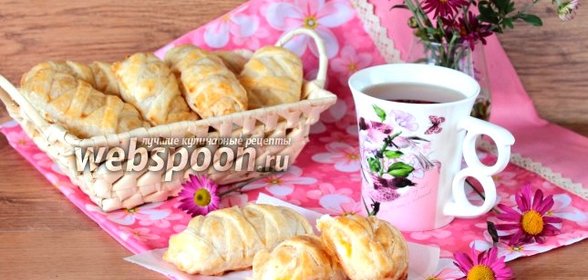 Слойки с творогом и персиками