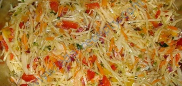 Салат из квашеной капусты с мочеными яблоками и брусникой