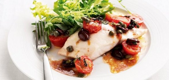 Запеченная рыба с томатами и оливками
