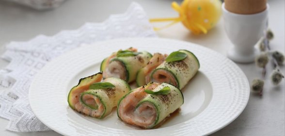 Рулетики из лосося с кабачком