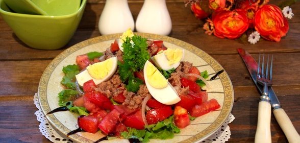Салат с тунцом консервированным