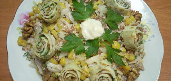 Мясной салат с омлетом и орехами