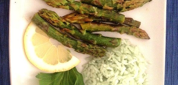 Спаржа со сливочным маслом и лимонным соком