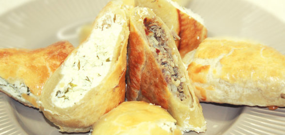 Пирог с двумя начинками: с брызной и зеленью и с мясным фаршем