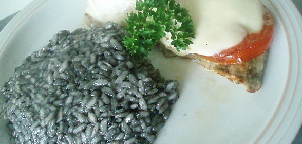 Шницель почти Капрезе с чёрным ризотто