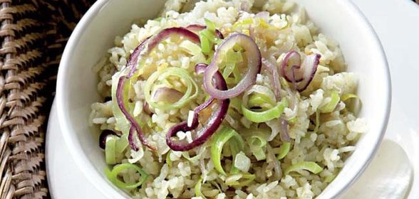 Нази горенг, пряный рис с луком и чесноком