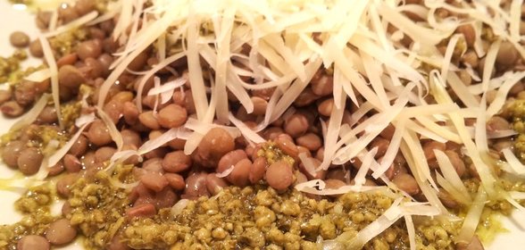 Зеленая чечевица с песто и пармезаном