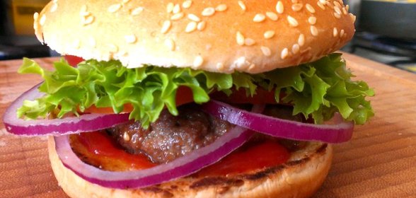 Гамбургер из говядины с соусом из меда и чили