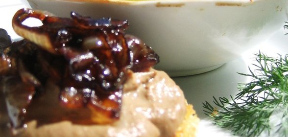 Тосты с нежнейшим печеночным паштетом и луком бальзамико ( и в пир и в мир !!!дуэль)