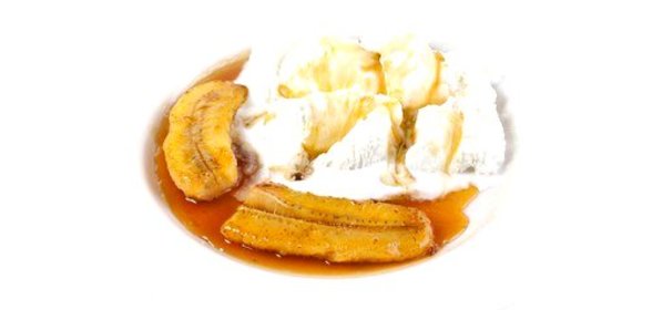 Жареные бананы с ванильным мороженым и карамельным соусом