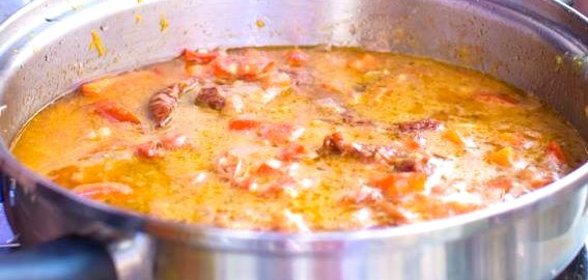 Спагетти с соусом из песто и помидоров