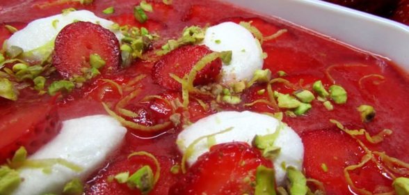 Клубнично-лимонный холодный суп с нежными клёцками