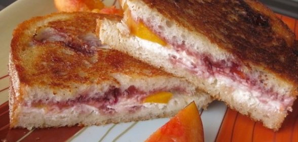 Сэндвич с персиками, козьим сыром и малиновым джемом