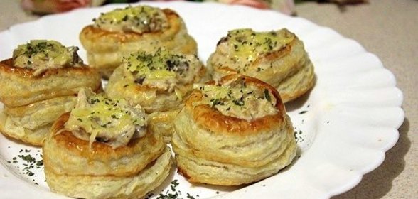 Волованы с курицей и грибами в сливочно-соевом соусе