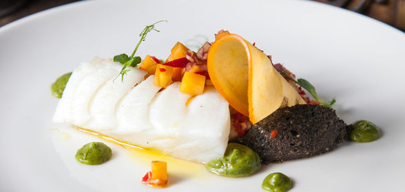 Паровая треска с сальсой из хурмы