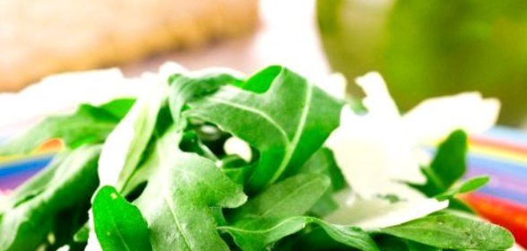 Салат из рукколы с грушей, пармезаном и бальзамическим уксусом