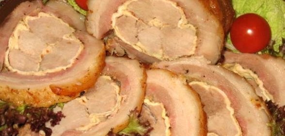 Мясной рулет, фаршированный омлетом
