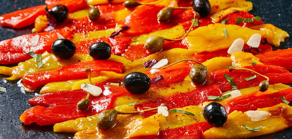 Печеный перец под оливковым маринадом