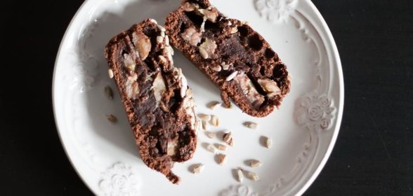 Шоколадный кекс с бананами и подсолнечными семечками