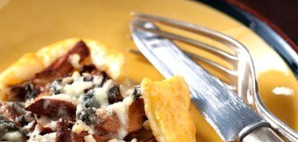 Тарт с белыми грибами, беконом и сливочным соусом из козьего сыра