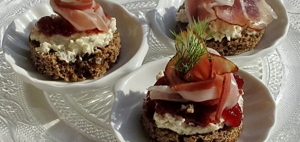 Канапе с мягким сыром, ветчиной и вишневым конфитюром