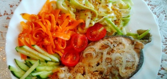 Рыбка на пару с лепестками из овощей