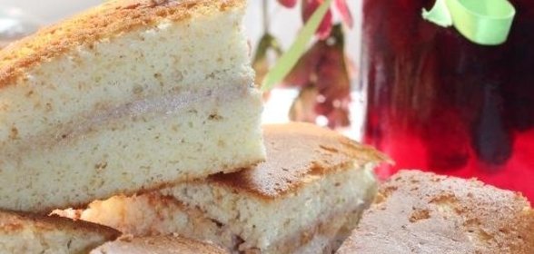 Ванильный рулет с творогом и джемом