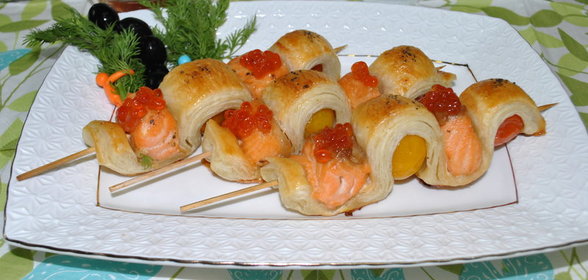 Открытый рыбный пирог на шпажках по случаю