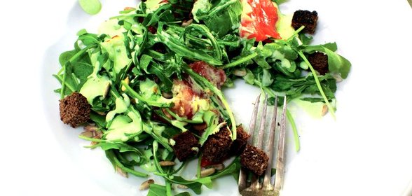 Лосось, маринованный в сладком уксусе, с соусом из сметаны и зеленого лука