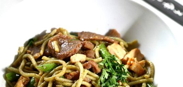 Жареные овощи с грибами, кунжутным маслом и соевым соусом