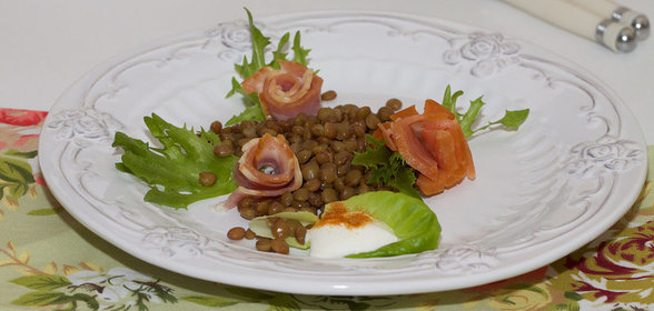 Салат из чечевицы с копченым лососем и беконом