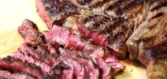 Говядина с картофельным пюре, шпинатом и ягодным соусом