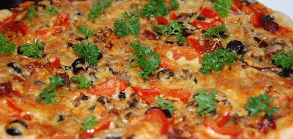 Пицца с охотничьими колбасками